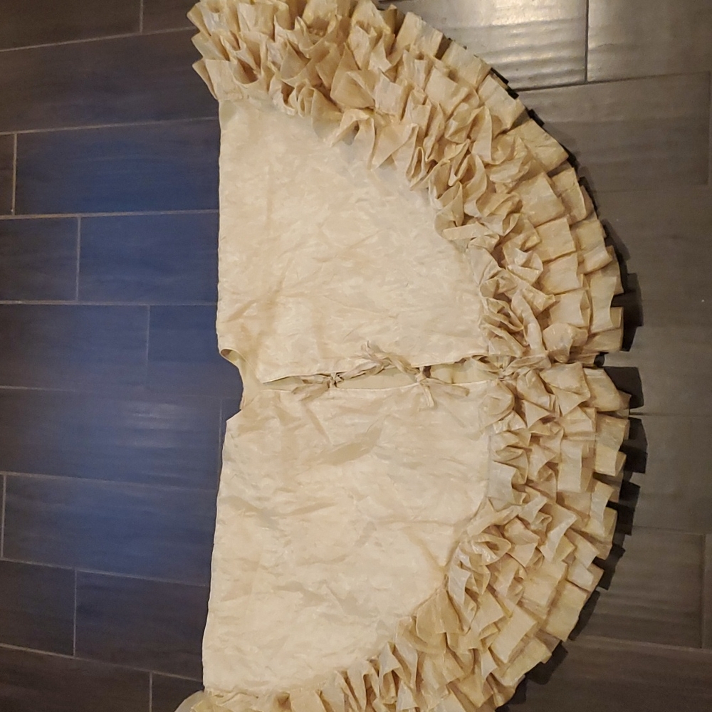 Elegant Gold Lame 4 Tiered Ruffled Christmas Tree Skirt 52" Diameter - Picture 6 of 9